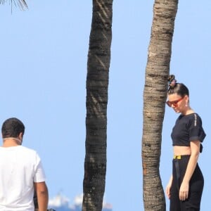 Camila Queiroz fez fotos com look sportwear na praia de Ipanema