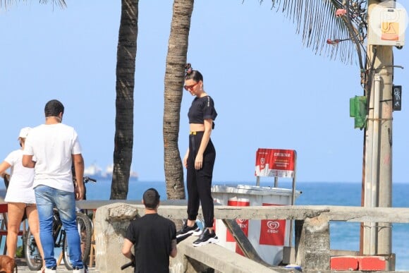 Camila Queiroz fez fotos com look sportwear na praia de Ipanema