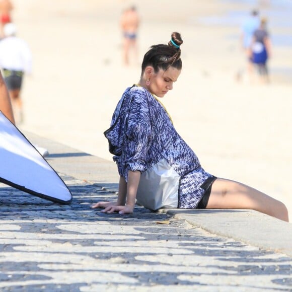 Com look comfy, Camila Queiroz foi fotografada nos bastidores de ensaio