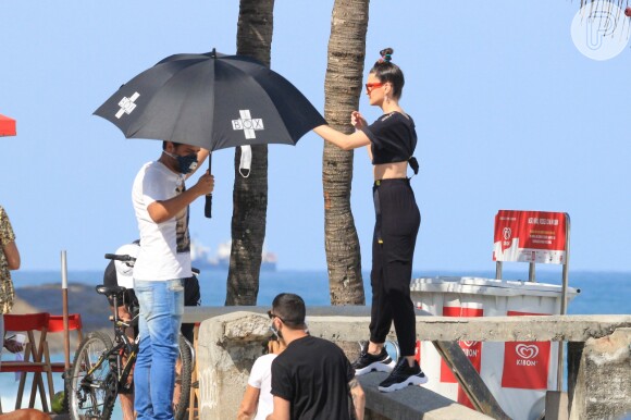 Camila Queiroz usou look sportwear all black com óculos de sol colorido