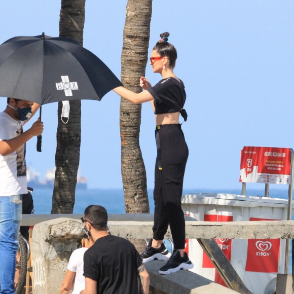 Camila Queiroz usou look sportwear all black com óculos de sol colorido