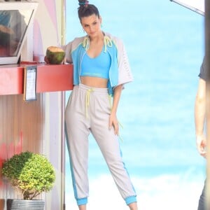 Camila Queiroz faz fotos para ensaio com looks comfy na orla de Ipanema