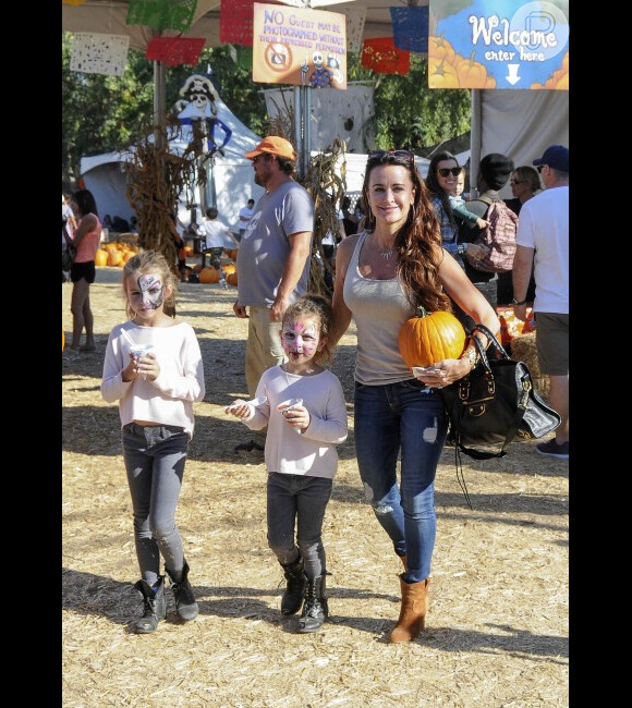Com uma tradicional albóbora, Kyle Richards levou as filhas para um evento de Halloween e fez uma pintura super estilosa no rosto das pequenas