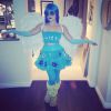 Lucy Halle curtiu uma festa de Halloween fantasiada do mascote da rede social Twitter