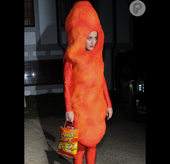 Katy Perry apareceu fantasiada de biscoito Cheetos em festa de Halloween, nesta sexta-feira, 31 de outubro de 2014