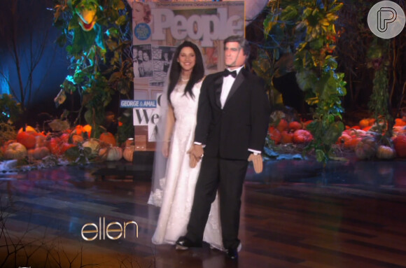 Ellen Degeneres apareceu em seu programa fantasiada de Amal Alamuddin e George Clooney na capa da revista 'People'. Super original para uma festa de halloween! 