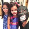Luciano Camargo posou com as filhas gêmeas fantasiadas: 'Papai, você não foi no Halloween, pode colocar essa máscara'