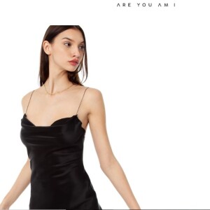 O vestido usado por Bruna Marquezine é da grife Are You Am I