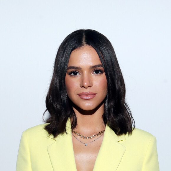 Bruna Marquezine mostrou que seu cabelo já está nascendo ondulado e garantiu que não pretende mais alisar