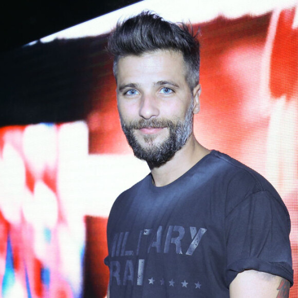 Bruno Gagliasso aponta sobre cuidados com filho, Zyan: 'Papai ajuda a arrotar'