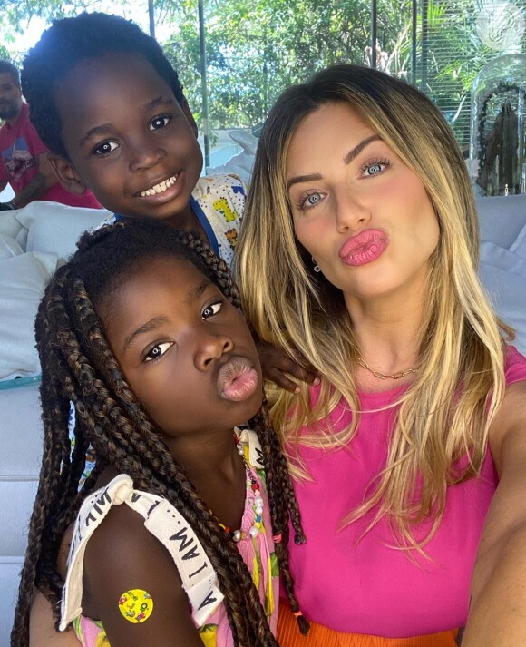 Isabeli Fontana foi criticada por internautas porque Giovanna Ewbank já é mãe de Títi, de 6 anos, e Bless, de 5 anos