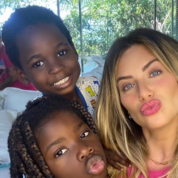 Isabeli Fontana foi criticada por internautas porque Giovanna Ewbank já é mãe de Títi, de 6 anos, e Bless, de 5 anos