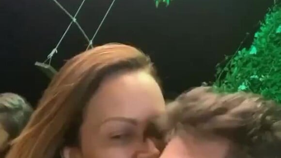 Vídeo: Solange Almeida ganha beijos de novo namorado, Monilton Moura