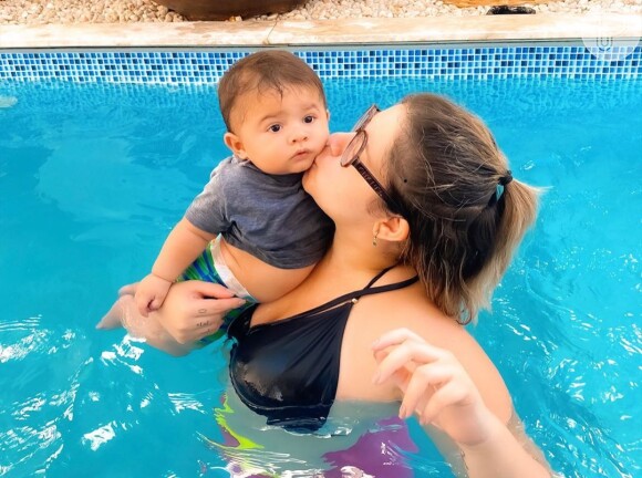 Marília Mendonça já apareceu em filho, Léo, em dia de piscina