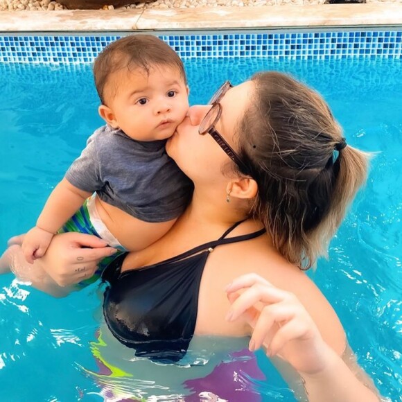 Marília Mendonça já apareceu em filho, Léo, em dia de piscina