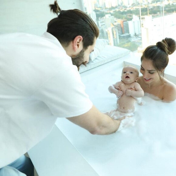 Alok e Romana Novais se divetem ao fazer brincadeira para descobrir sexo do 2º filho