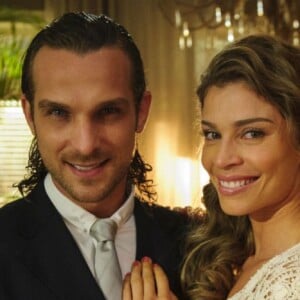 Novela 'Flor do Caribe': Ester (Grazi Massafera) se casou com Alberto (Igor Rickli) usando um vestido de renda