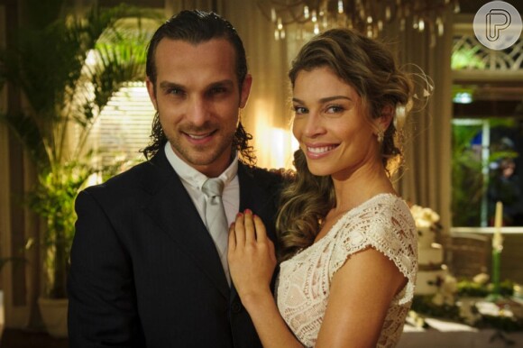 Novela 'Flor do Caribe': Ester (Grazi Massafera) se casou com Alberto (Igor Rickli) usando um vestido de renda
