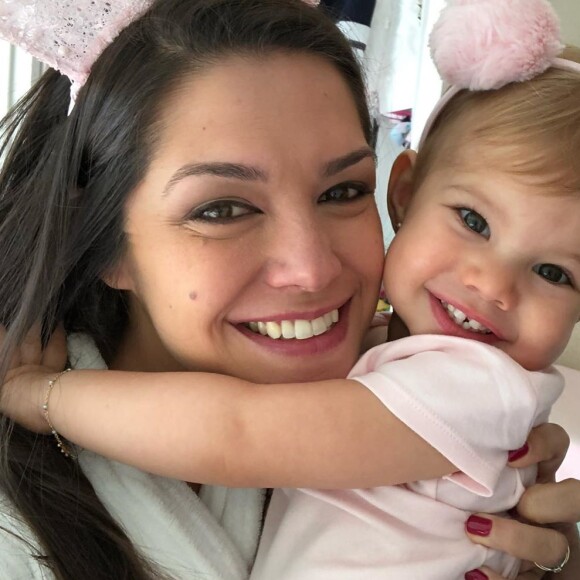 Filha de Michel Teló e Thais Fersoza se emociona com presente de aniversário