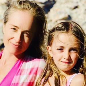 Angélica e a filha, Eva, usam looks iguais em vídeo, em 2 de agosto de 2020