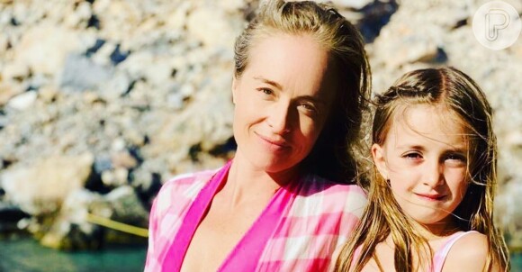 Angélica e a filha, Eva, usam looks iguais em vídeo, em 2 de agosto de 2020
