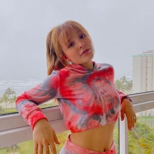 Larissa Manoela escolheu um look tie dye para gravar o vídeo