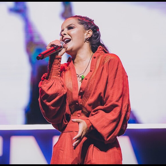 Maiara joga bebida pro alto em show e acerta a irmã, Maraisa