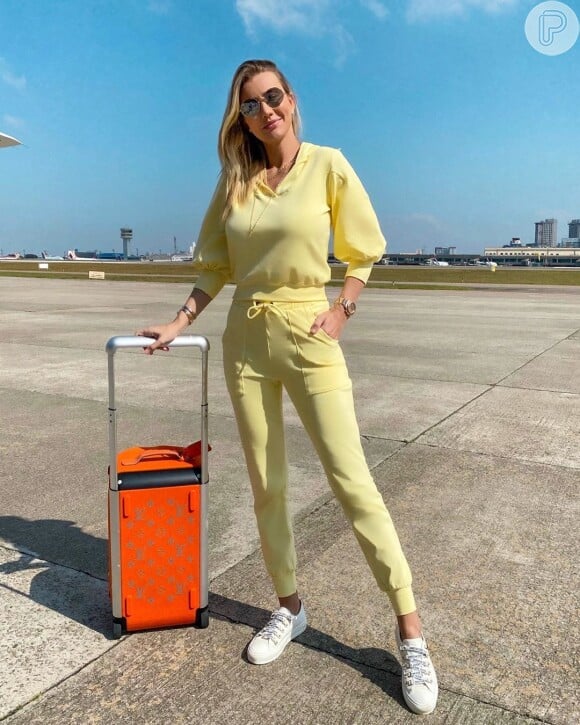 Ana Paula Siebert aposta em conjunto amarelo e tênis branco para viagem