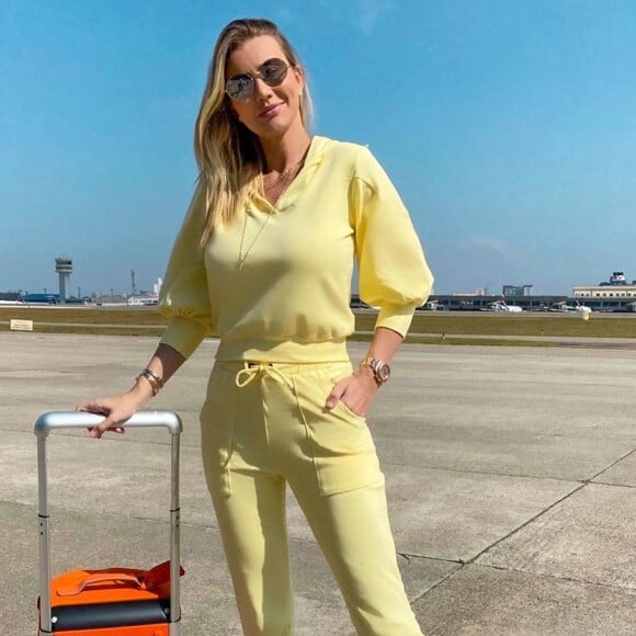 Ana Paula Siebert aposta em conjunto amarelo e tênis branco para viagem