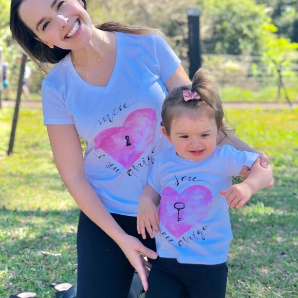 Thaeme gravou vídeo de dança com a filha, Liz, e confundiu fãs sobre nova gravidez