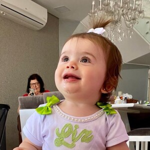 Thaeme colocou look tie dye combinando com a filha, Liz, de 1 ano