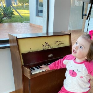 Em vídeo, Liz, filha de Thaeme, combinou lookinho com a mãe