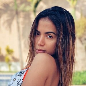 A cantora Anitta é fã de looks de moda praia cavados