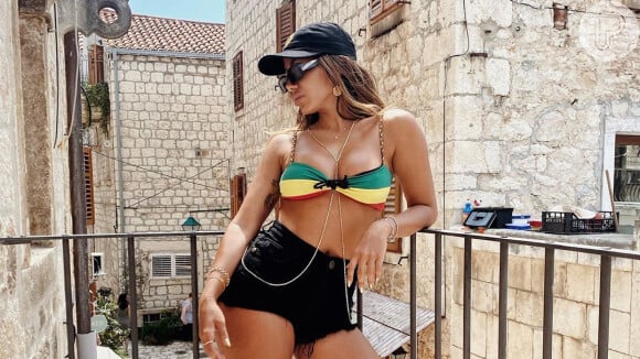 Maiô cavado tie dye: Anitta usa trendy em moda praia na viagem à Croácia. Vídeo!