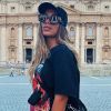 Anitta posa para foto durante visita ao Vaticano