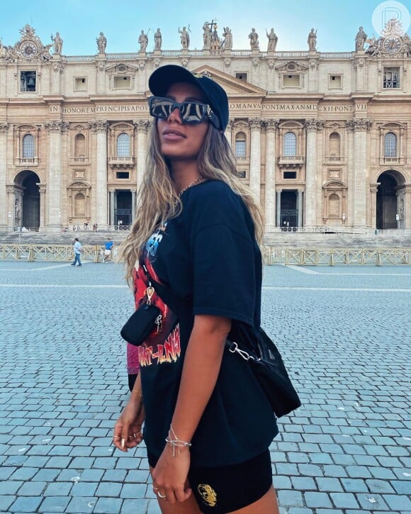 Anitta posa para foto durante visita ao Vaticano