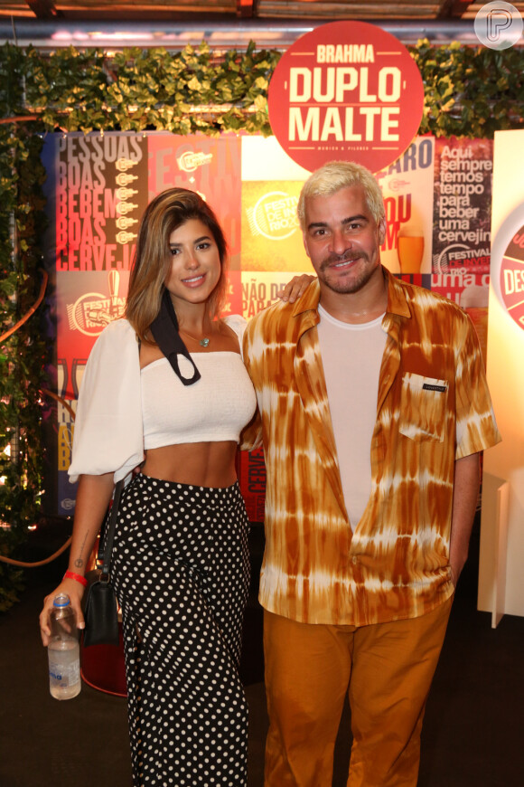 Namorada de Thiago Martins, Talita Nogueira acompanhou ator em show ao ar livre e cercado de medidas de segurança para evitar contágio do novo coronavírus