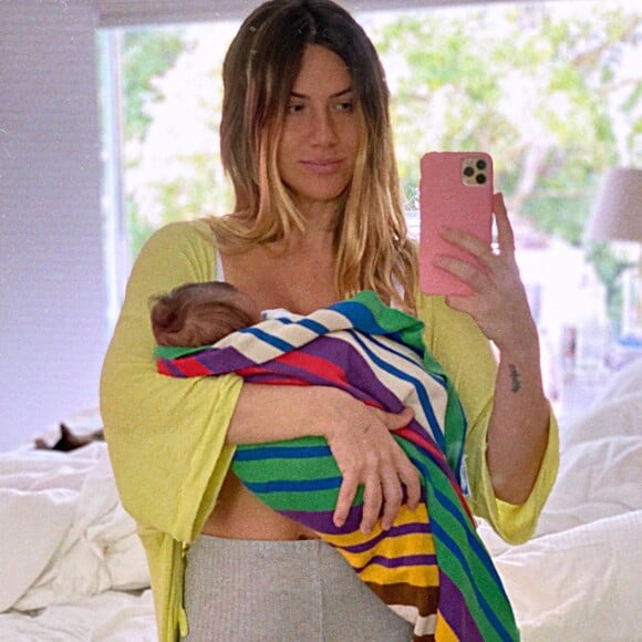 Giovanna Ewbank posa com Zyan em foto