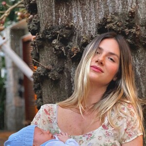 Giovanna Ewbank posa com o filho Zyan em nova foto