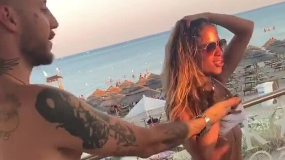 Anitta dança ao som do hit 'Paloma' em praia da Itália