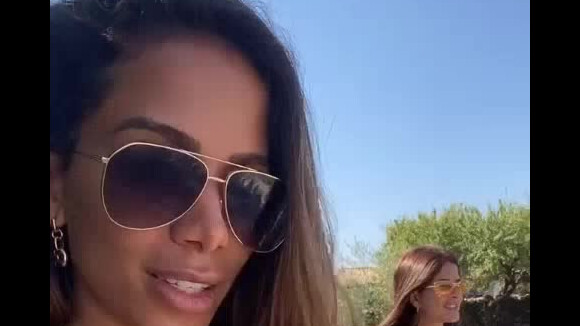 Anitta se diverte com as investidas das amigas