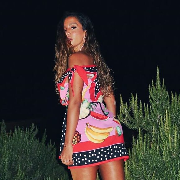 Anitta chamou atenção com vestido Dolce & Gabbana na Itália
