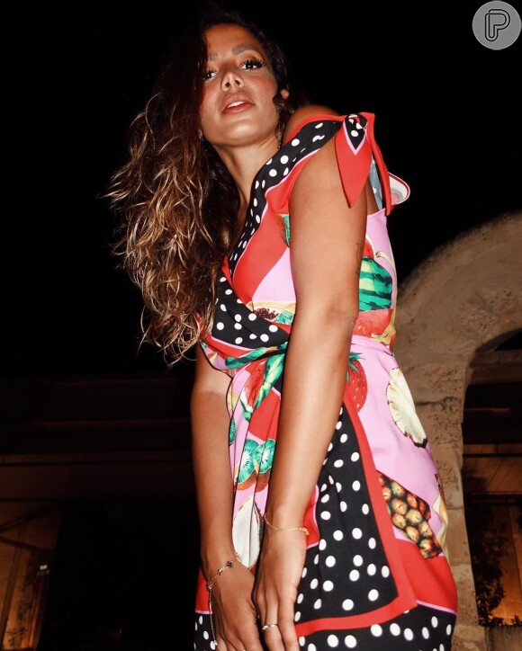 Vestido usado por Anitta está à venda por £ 1.400, aproximadamente R$ 9,86 no Brasil