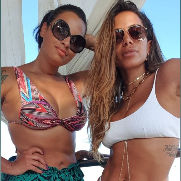 Anitta curte almoço em frente à praia com biquíni canelado branco by Coconut, de R$ 160