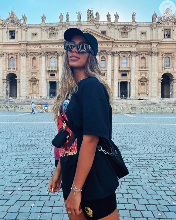 Anitta chegou à Itália com a polêmica tendência da bermuda ciclista