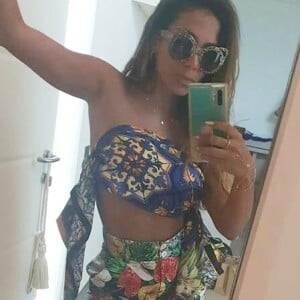 Anitta combinou visual com óculos de sol em estampa de leopardo e par de sandálias de cobra, com salto em vime, de £ 975, R$ 6.869 no Brasil