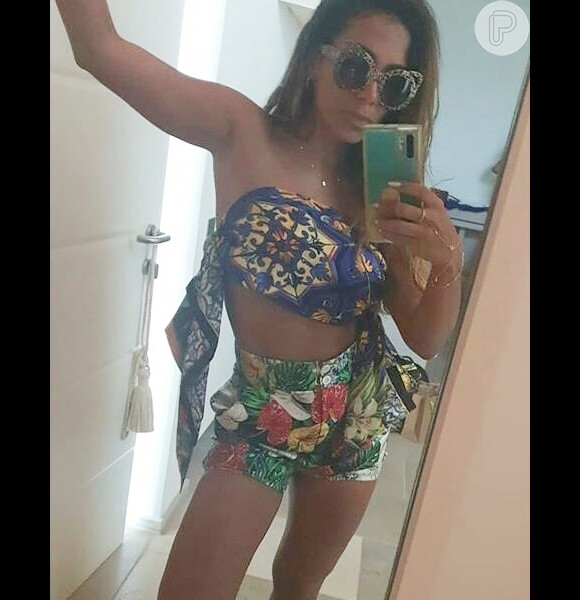 Anitta combinou visual com óculos de sol em estampa de leopardo e par de sandálias de cobra, com salto em vime, de £ 975, R$ 6.869 no Brasil