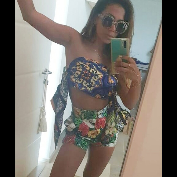 Anitta combinou visual com óculos de sol em estampa de leopardo e par de sandálias de cobra, com salto em vime, de £ 975, R$ 6.869 no Brasil