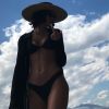 Bruna Marquezine aposta em conjunto all black beach wear e faz fotos