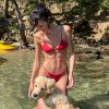 Bruna Marquezine encanta fãs em foto com a pet Amora garrada às suas pernas